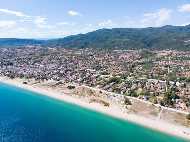 Vista do mar do drone na aldeia de Asprovalta, Grécia