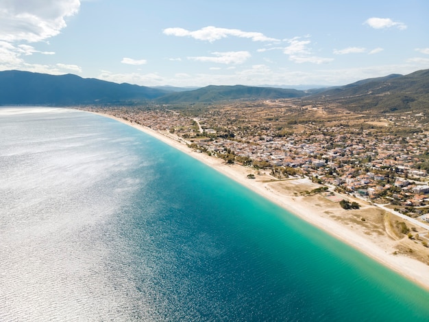 Vista do mar do drone na aldeia de Asprovalta, Grécia