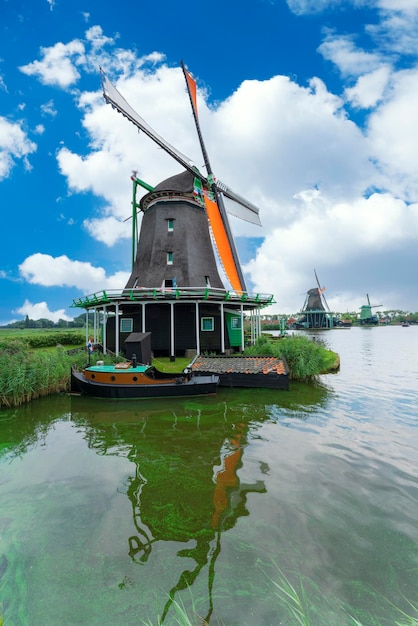 Vista do moinho de vento em zaanse schans holanda