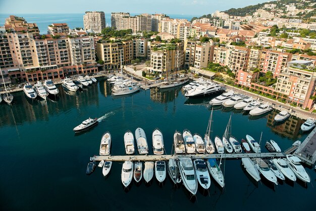 Vista do Port de Fontvieille e dos arranha-céus em Mônaco