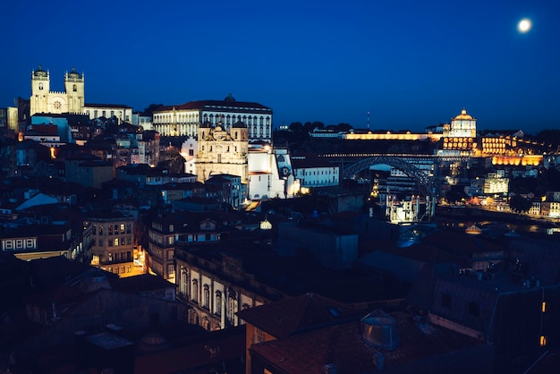 Vista do Porto à noite com lua Portugal Europa