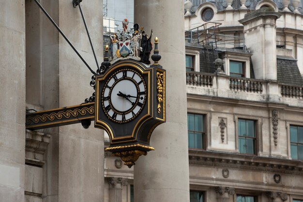 Vista do relógio ornamental na cidade de londres