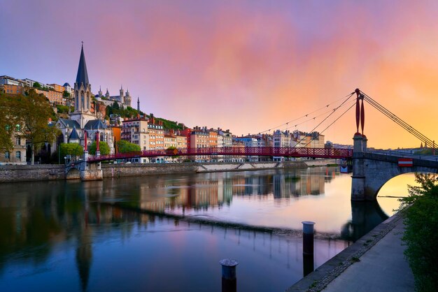 Vista do rio Saone na luz da manhã Lyon