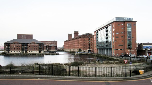 Vista do Royal Albert Dock em Liverpool, Reino Unido, canais de água de edifícios antigos