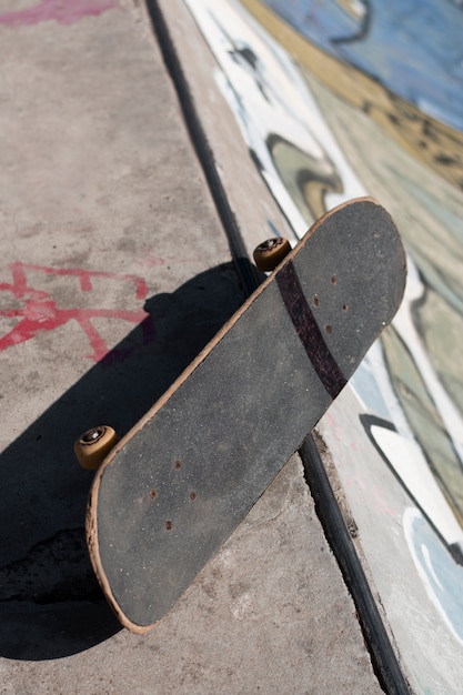 Vista do skate com rodas ao ar livre