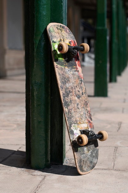Foto grátis vista do skate com rodas ao ar livre