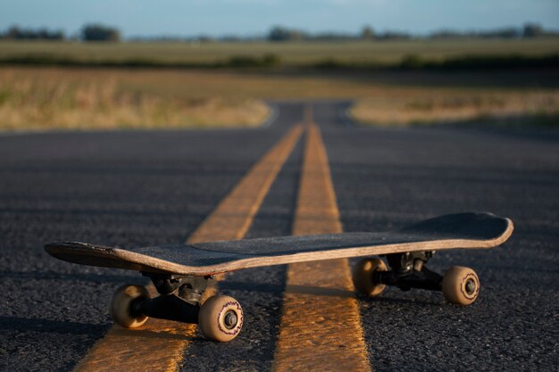 Foto grátis vista do skate com rodas ao ar livre