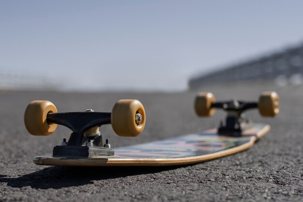 Vista do skate com rodas ao ar livre