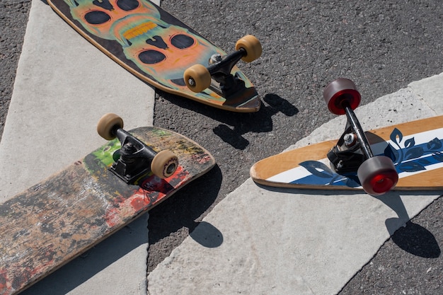 Vista do skate com rodas ao ar livre