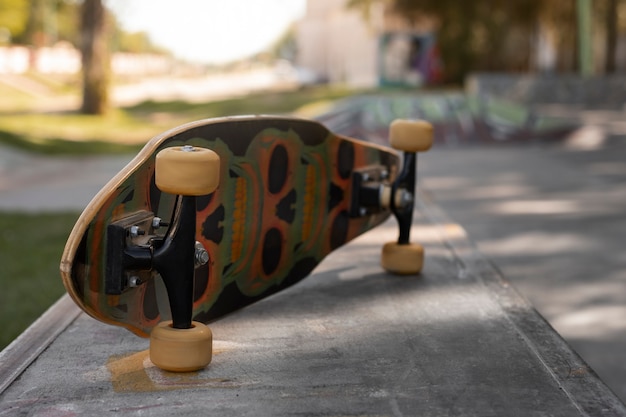 Vista do skate com rodas ao ar livre