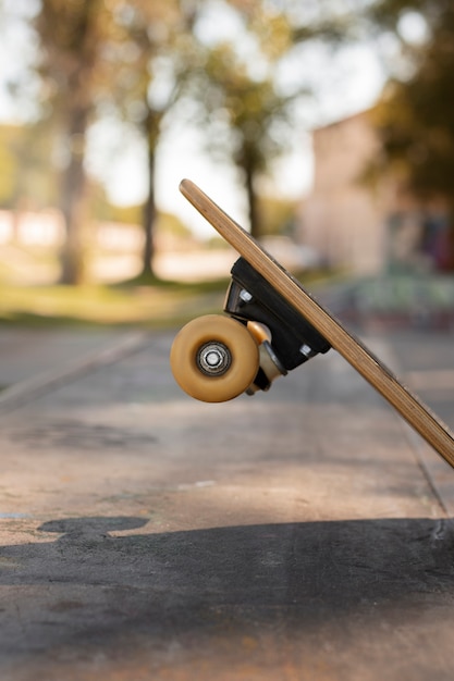 Foto grátis vista do skate com rodas ao ar livre