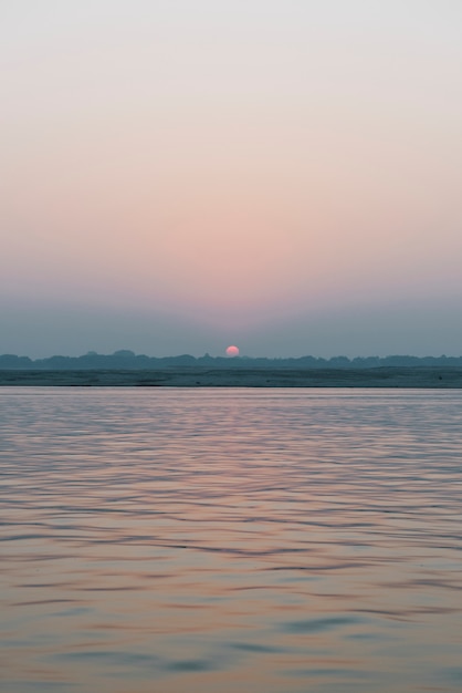 Vista do sol no rio Ganges em Varanasi, Índia