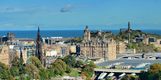 Vista do telhado da cidade de Edimburgo com arquiteturas históricas. Reino Unido.