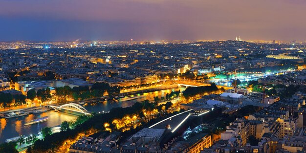 Vista do telhado da cidade de Paris com o Rio Sena à noite, França.