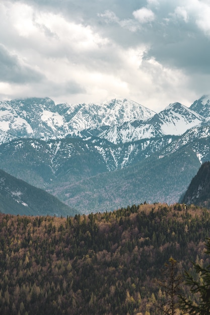 Vista dos alpes da baviera. a cordilheira é chamada de 