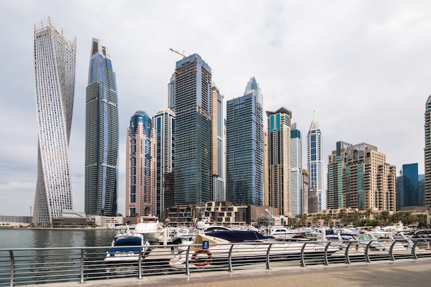 Vista dos arranha-céus modernos brilhando nas luzes do nascer do sol na Marina de Dubai, em Dubai, Emirados Árabes Unidos.