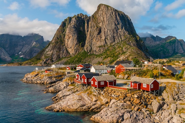 Vista dos chalés vermelhos perto da costa em Hamnøy, Ilhas Lofoten, Noruega