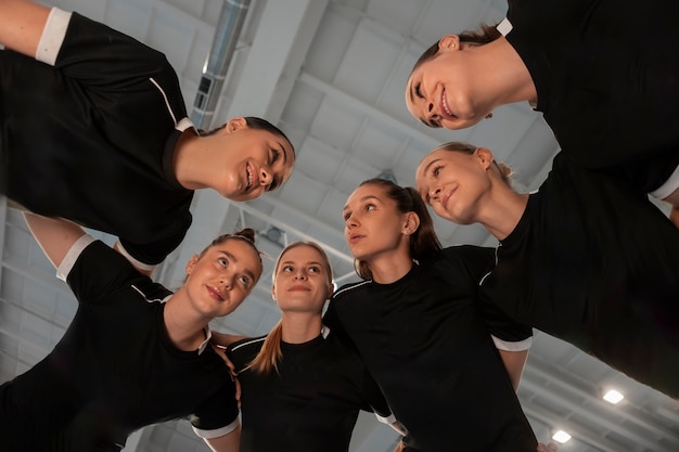 Foto grátis vista dos jogadores de handebol na quadra