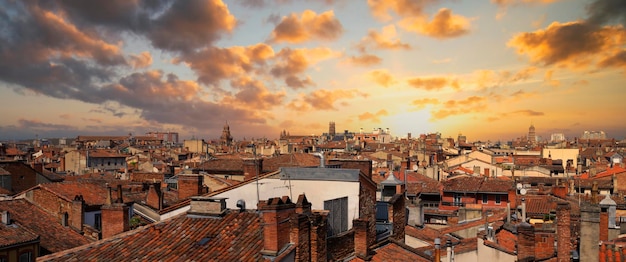 Vista dos telhados de Toulouse ao pôr do sol