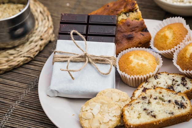 Vista elevada, de, alimento doce, ligado, prato