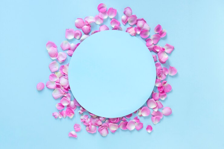 Foto grátis vista elevada, de, circular, armação, cercado, com, cor-de-rosa, pétalas rosa, sobre, experiência azul