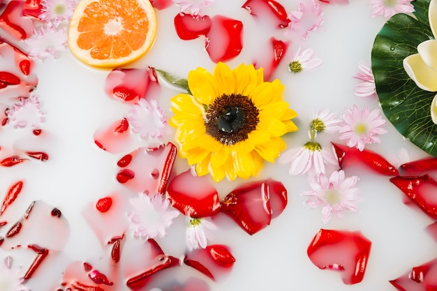 Foto grátis vista elevada de leite com flor amarela, pétalas e toranja