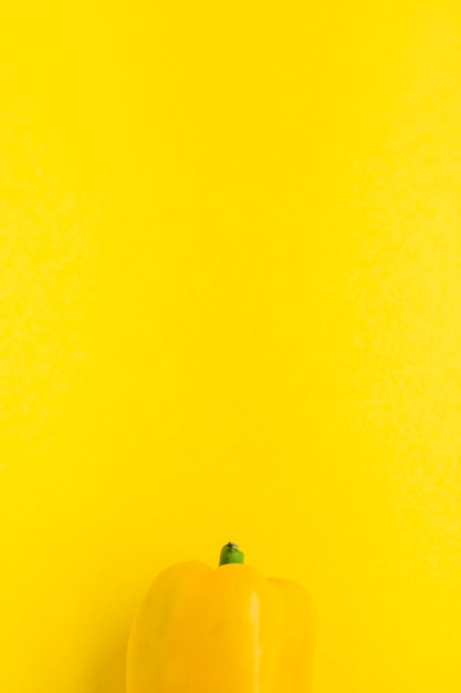 Vista elevada de pimentão em fundo amarelo