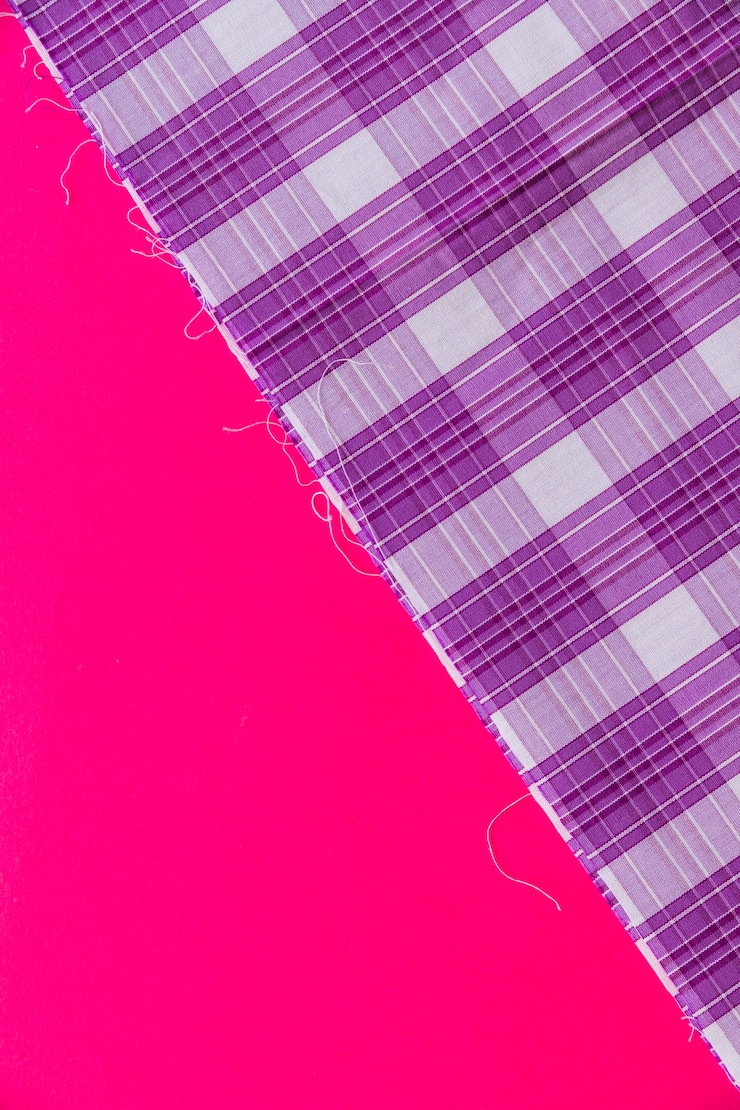Foto grátis vista elevada, de, roxo, patternered, padrão, têxtil, ligado, fundo cor-de-rosa