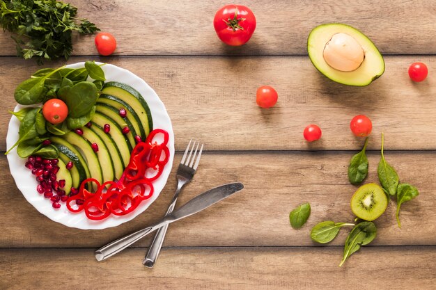 Vista elevada, de, saudável, vegetal, e, salada fruta, em, prato branco, ligado, tabela madeira