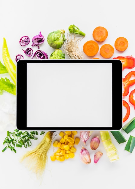 Vista elevada, de, tablete digital, ligado, fresco, saudável, legumes