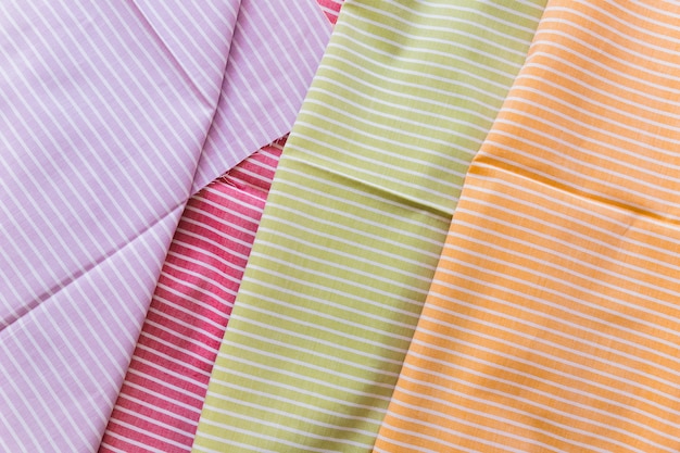 Vista elevada de várias roupas de padrão de listras coloridas
