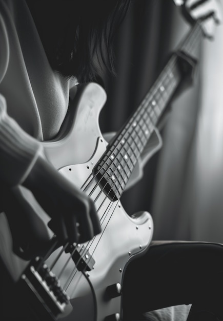 Vista em preto e branco de uma pessoa tocando guitarra elétrica