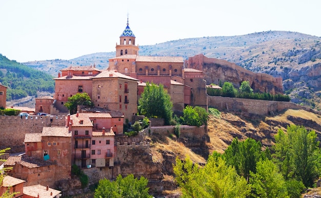 Foto grátis vista ensolarada de albarracin