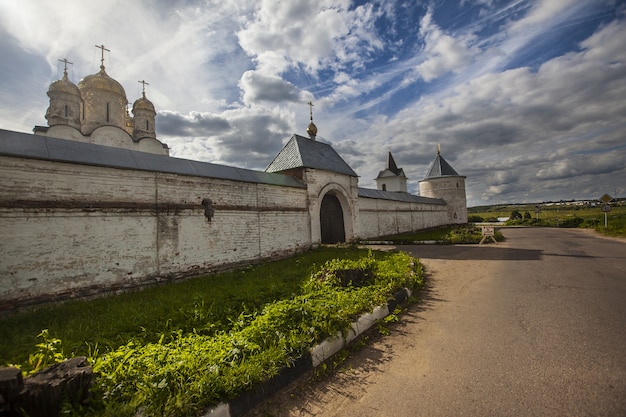 Vista exterior do Mosteiro de Luzhetsky de St. Ferapont capturado em Mozhaisk, Rússia
