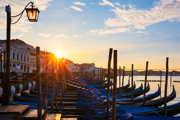 Vista famosa de Veneza com gôndolas ao nascer do sol
