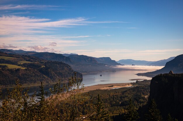 Vista fascinante da área cênica nacional do desfiladeiro do rio Columbia nos EUA