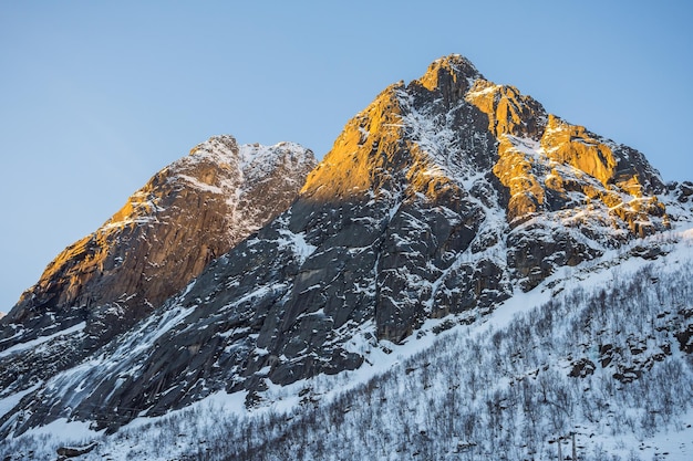 Vista fascinante das montanhas cobertas de neve em Tromso, Noruega