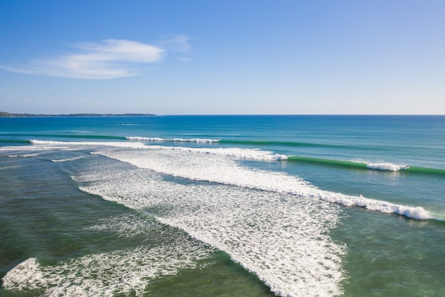 Vista fascinante das ondas do mar calmo na Indonésia