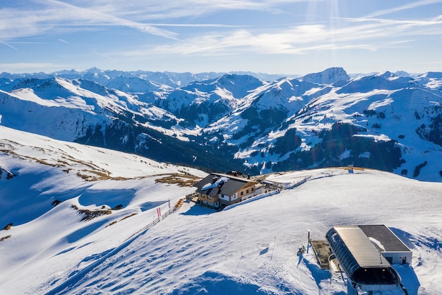 Vista fascinante de belas montanhas cobertas de neve