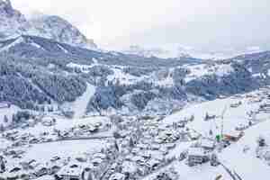 Foto grátis vista fascinante de belas montanhas cobertas de neve