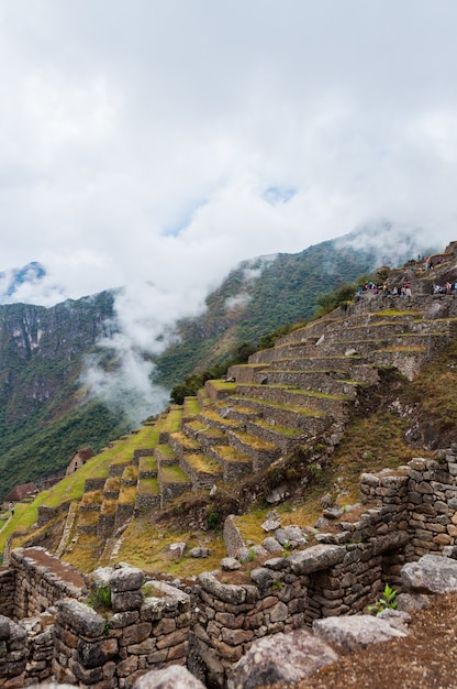 Vista fascinante de Machu Picchu, no Peru, coberta de nuvens