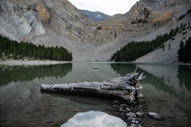 Vista fascinante de um lago cercado por falésias nos Pirineus