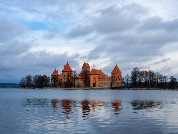 Vista fascinante do Castelo da Ilha Trakai em Trakai, Lituânia, cercado por águas calmas