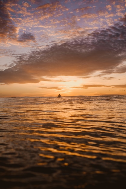 Vista fascinante do colorido amanhecer sobre o oceano calmo nas ilhas Mentawai, na Indonésia