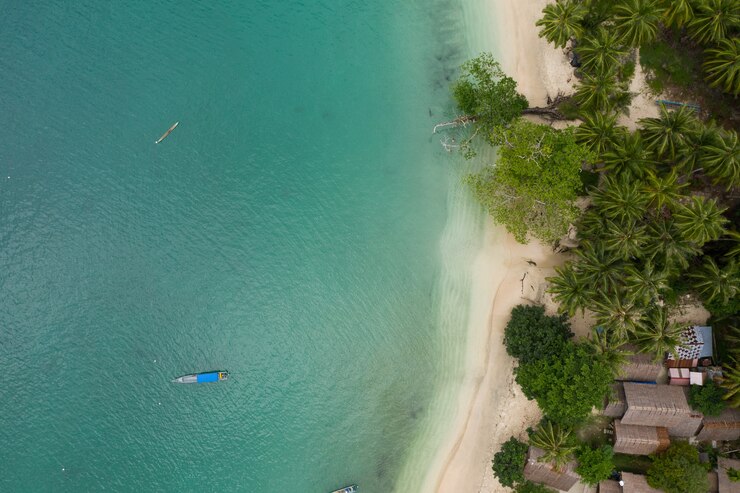 Foto grátis vista fascinante do litoral com areia branca e águas cristalinas turquesa na indonésia