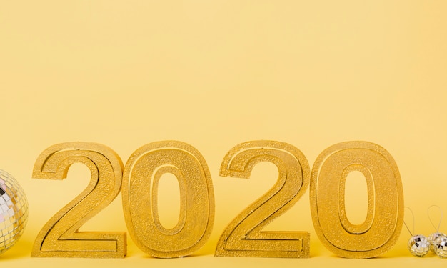 Vista frontal 2020 ano novo com bolas de natal prata