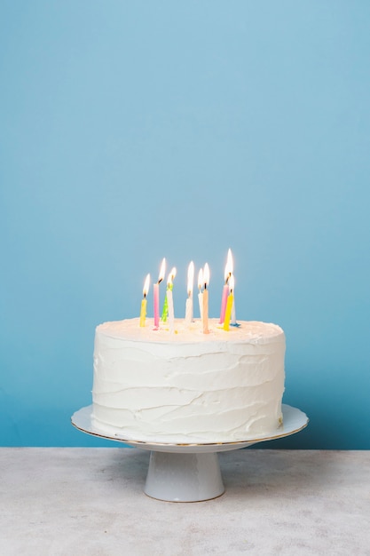 Vista frontal acesa velas no bolo de aniversário