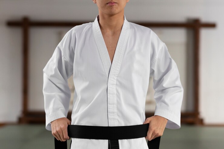 Foto grátis vista frontal adolescente praticando taekwondo