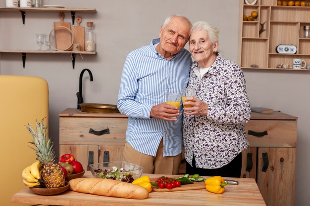 Vista frontal adorável casal na cozinha