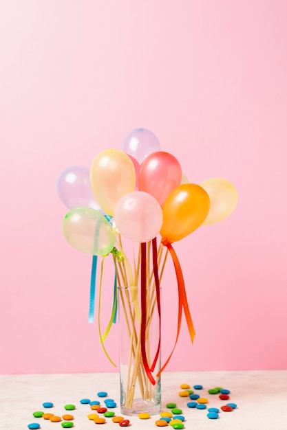 Foto grátis vista frontal balões coloridos na mesa